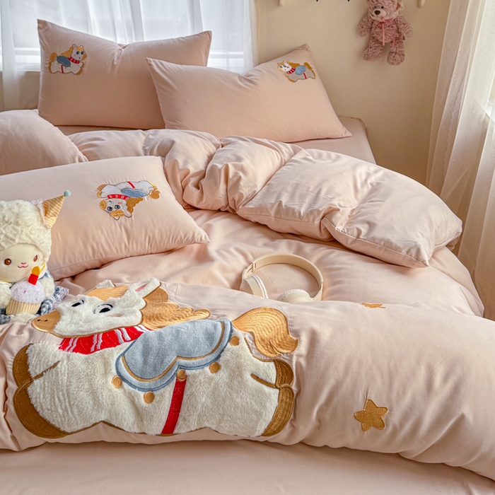 91家纺网 家纺一手货源 找家纺 橘子家 2026新款卡通绣花四件套 马上有福