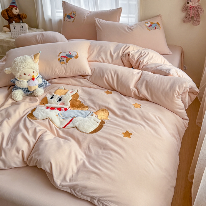 91家纺网 家纺一手货源 找家纺 橘子家 2026新款卡通绣花四件套 马上有福