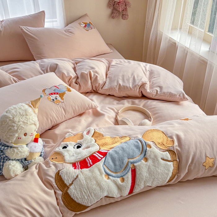 91家纺网 家纺一手货源 找家纺 橘子家 2026新款卡通绣花四件套 马上有福