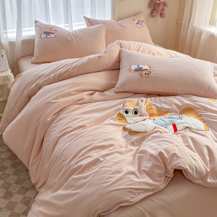 91家纺网 家纺一手货源 找家纺 橘子家 2026新款卡通绣花四件套 马上有福