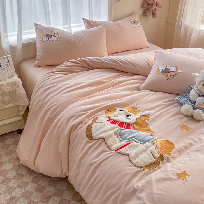 91家纺网 家纺一手货源 找家纺 橘子家 2026新款卡通绣花四件套 马上有福