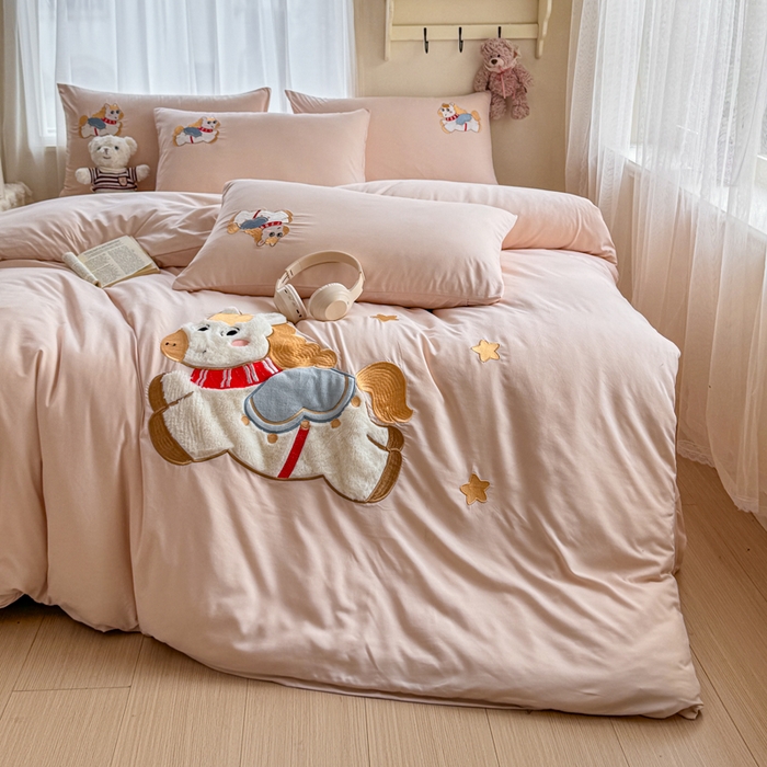 91家纺网 家纺一手货源 找家纺 橘子家 2026新款卡通绣花四件套 马上有福