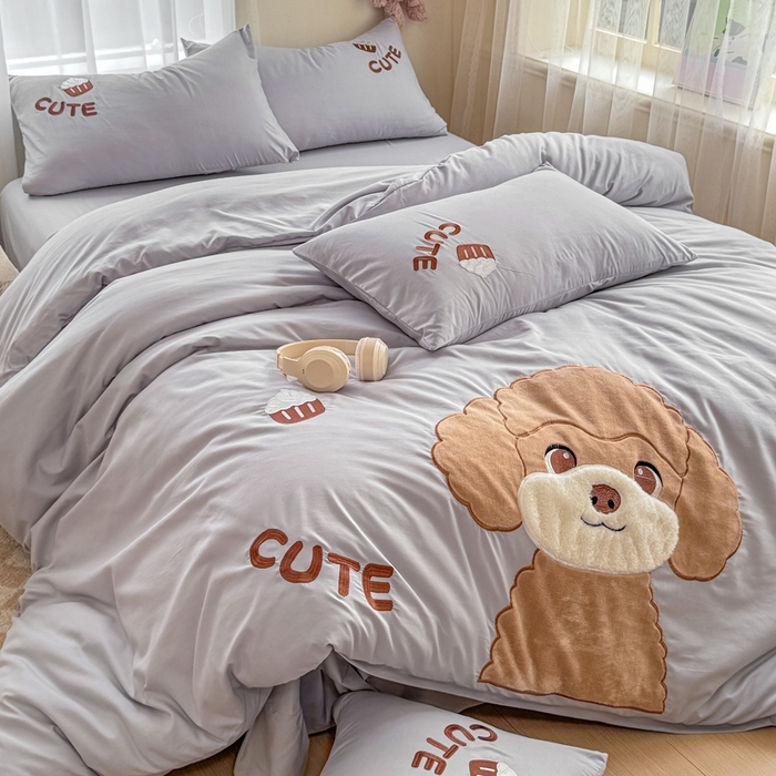 91家纺网 家纺一手货源 找家纺 橘子家 2026新款卡通绣花四件套 泰迪狗