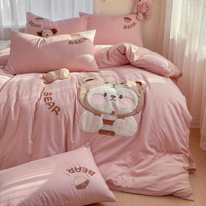 91家纺网 家纺一手货源 找家纺 橘子家 2026新款卡通绣花四件套 熊仔