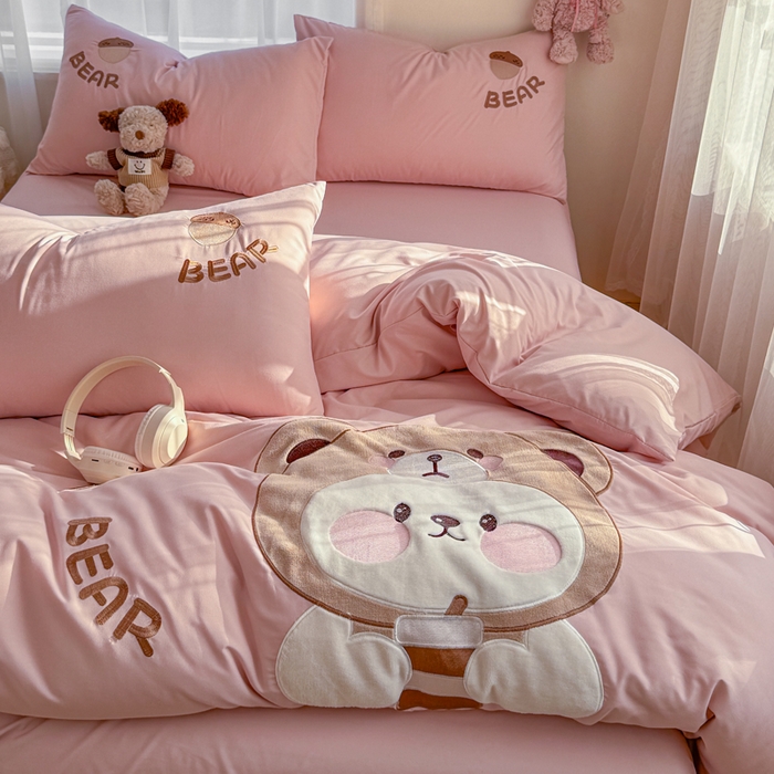 91家纺网 家纺一手货源 找家纺 橘子家 2026新款卡通绣花四件套 熊仔