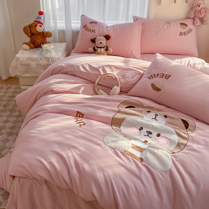 91家纺网 家纺一手货源 找家纺 橘子家 2026新款卡通绣花四件套 熊仔