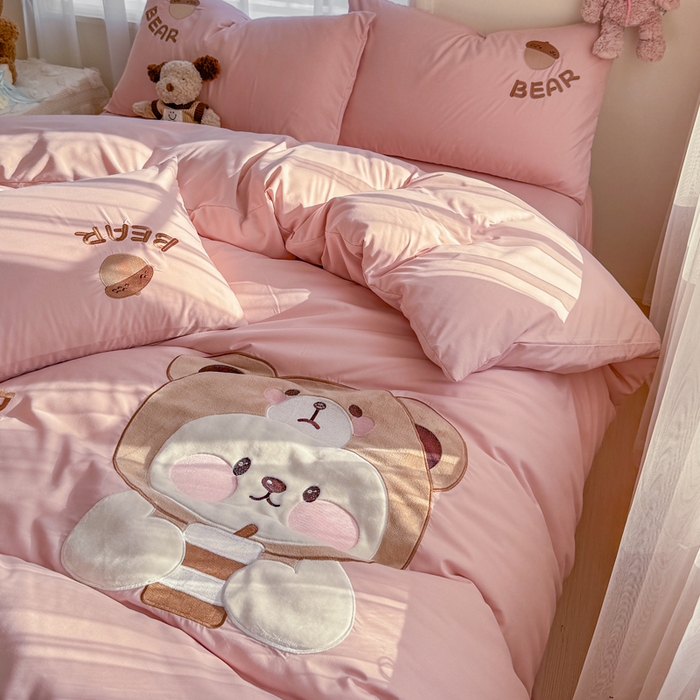 91家纺网 家纺一手货源 找家纺 橘子家 2026新款卡通绣花四件套 熊仔