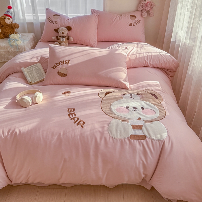 91家纺网 家纺一手货源 找家纺 橘子家 2026新款卡通绣花四件套 熊仔