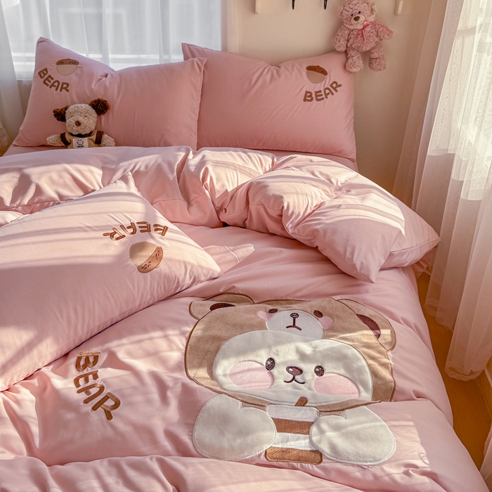 91家纺网 家纺一手货源 找家纺 橘子家 2026新款卡通绣花四件套 熊仔