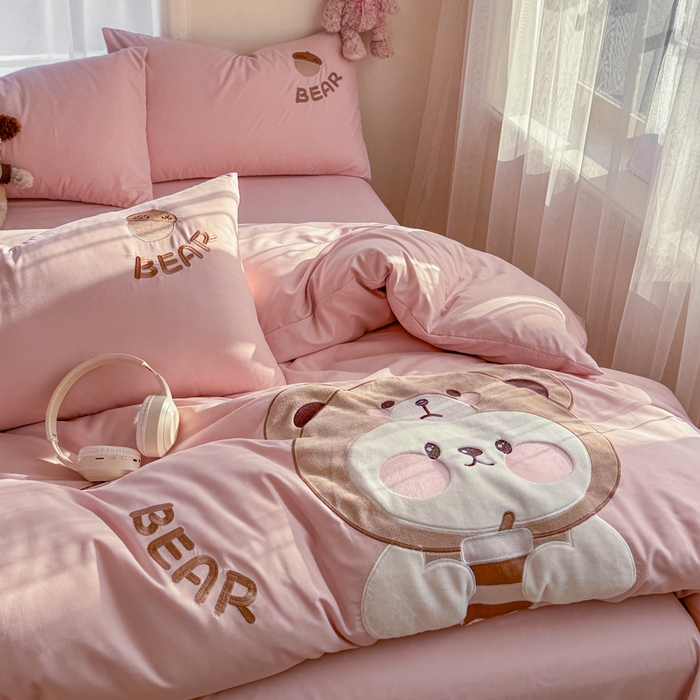 91家纺网 家纺一手货源 找家纺 橘子家 2026新款卡通绣花四件套 熊仔