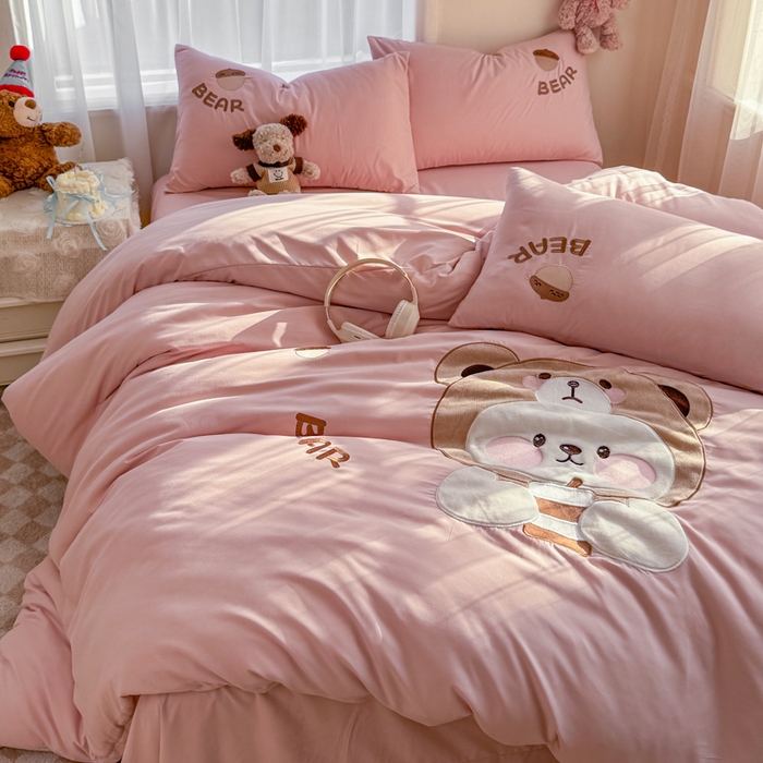 91家纺网 家纺一手货源 找家纺 橘子家 2026新款卡通绣花四件套 熊仔