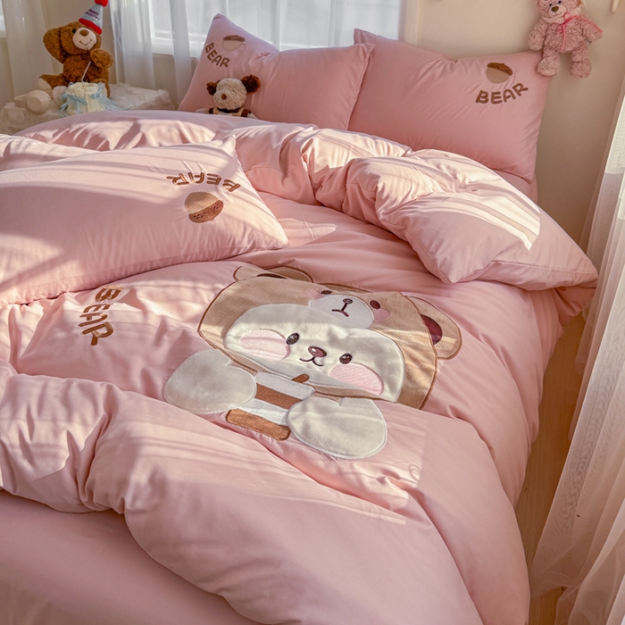 91家纺网 家纺一手货源 找家纺 橘子家 2026新款卡通绣花四件套 熊仔