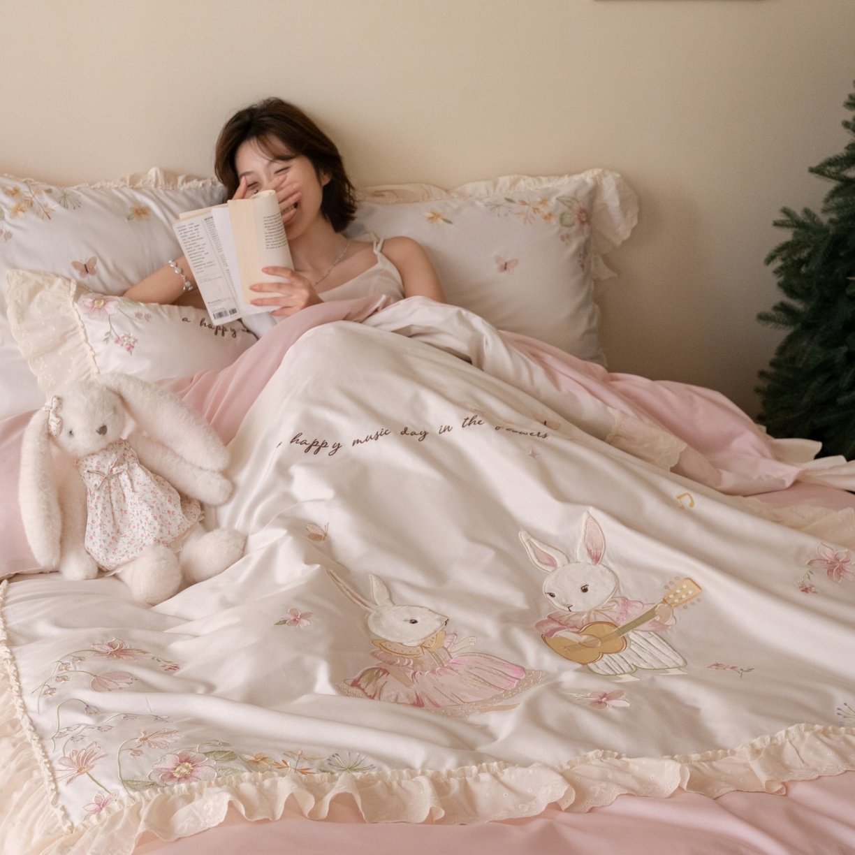 91家纺网 家纺一手货源 找家纺 （总）西西家居 2026春夏新款100S长绒棉纯棉数码印花绣花四件套-月兔小夜曲