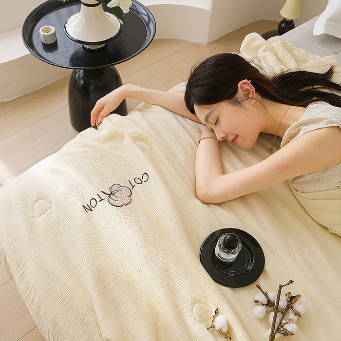 91家纺网 家纺一手货源 找家纺 薇玛仕 2026A类全棉双层皱皱纱立体烫画纯色款大豆夏凉被空调被 皱皱-米黄