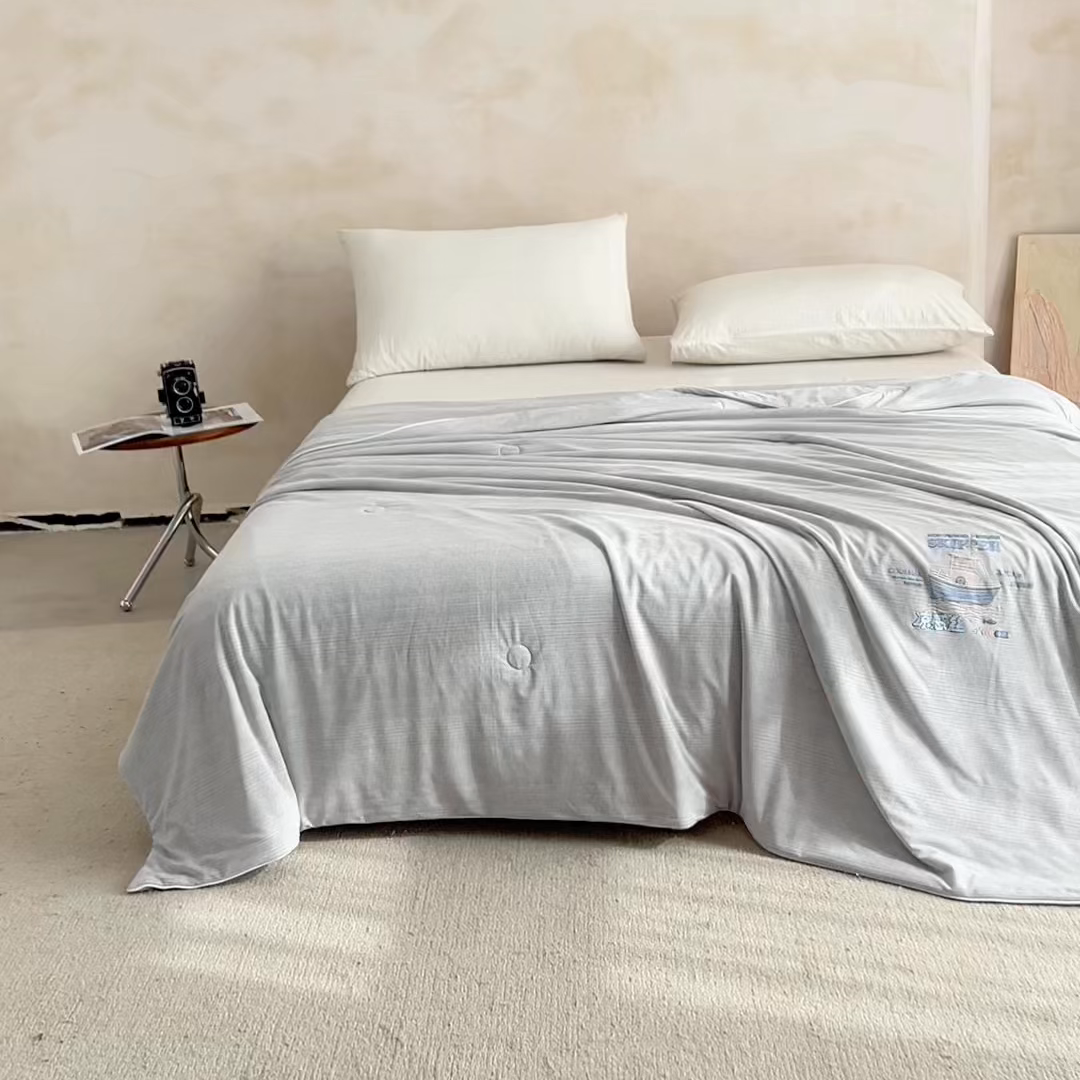 91家纺网 家纺一手货源 找家纺 亿莱鑫 2026春夏新款纯色高克重仿锦氨凉感夏被夏凉被空调被-扬帆起航 扬帆起航-灰