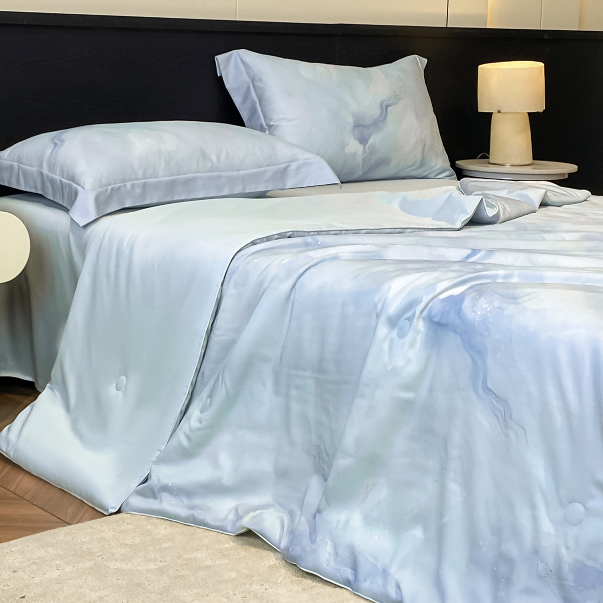 91家纺网 家纺一手货源 找家纺 新方向 2026新款数码印花天丝棉夏被四件套-如愿（控价 标准368元 加大388元） 如愿-微光蓝