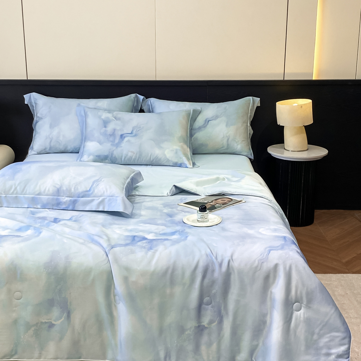 91家纺网 家纺一手货源 找家纺 新方向 2026新款数码印花天丝棉夏被四件套-如愿（控价 标准368元 加大388元） 如愿-微光蓝