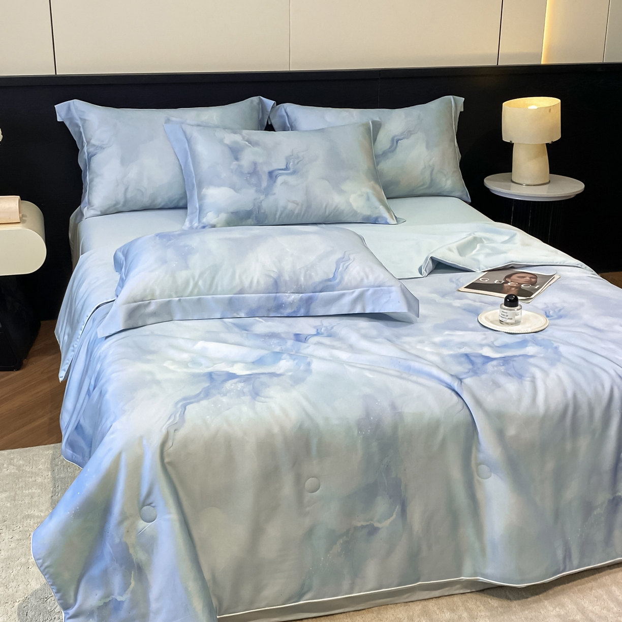 91家纺网 家纺一手货源 找家纺 新方向 2026新款数码印花天丝棉夏被四件套-如愿（控价 标准368元 加大388元） 如愿-微光蓝