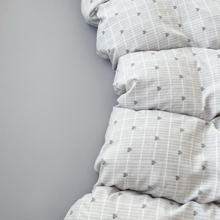 91家纺网 家纺一手货源 找家纺 爱多多家居 2026新款双层纱针织棉印花单被套 爱心灰