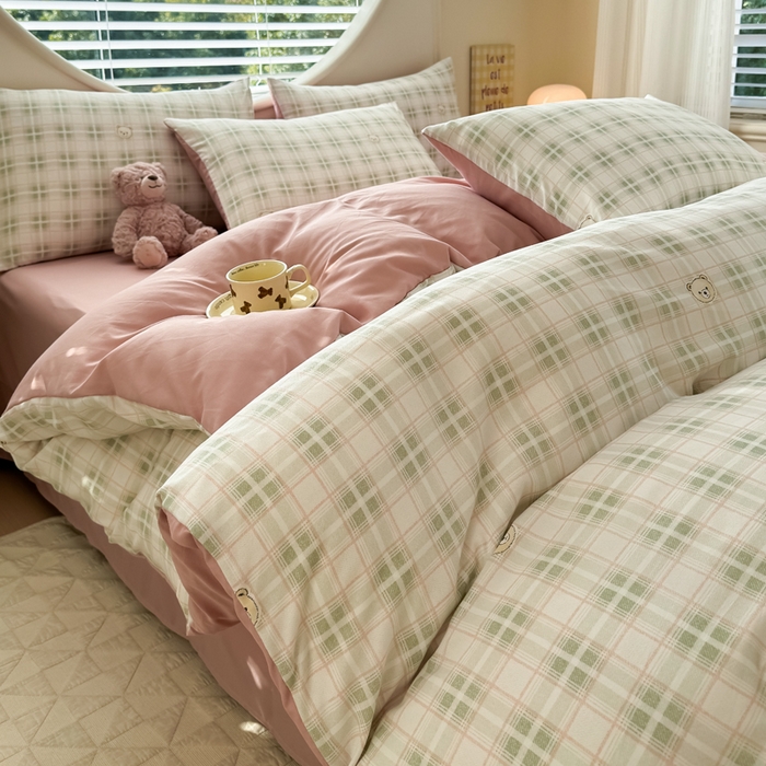 91家纺网 家纺一手货源 找家纺 爱多多家居 2026新款双层纱针织棉印花单被套 格子熊