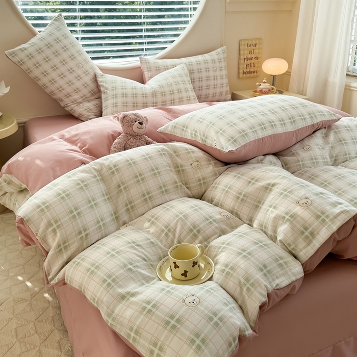 91家纺网 家纺一手货源 找家纺 爱多多家居 2026新款双层纱针织棉印花单被套 格子熊