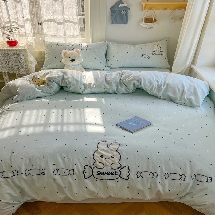 91家纺网 家纺一手货源 找家纺 （总）金盛皇朝家纺 2026新款仿棉木棉水洗棉绣花ins小清新床裙床单款四件套-糖果兔系列