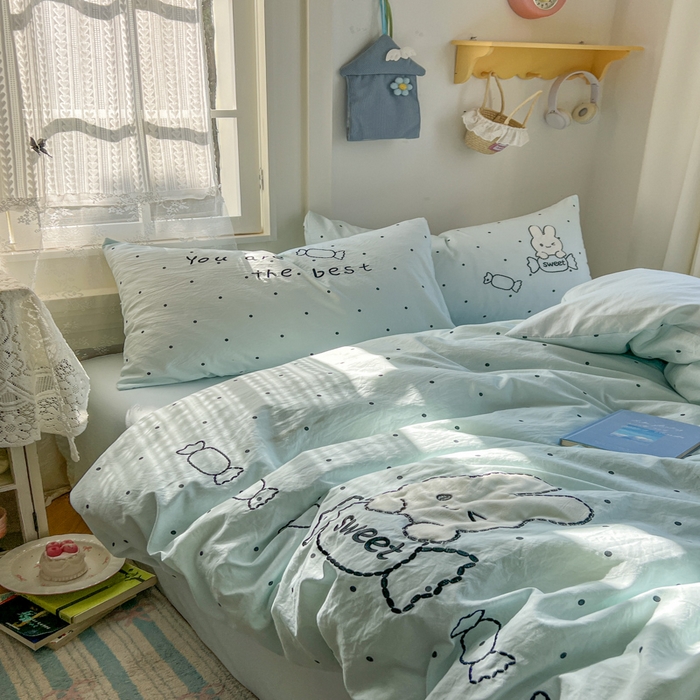 91家纺网 家纺一手货源 找家纺 （总）金盛皇朝家纺 2026新款仿棉木棉水洗棉绣花ins小清新床裙床单款四件套-糖果兔系列