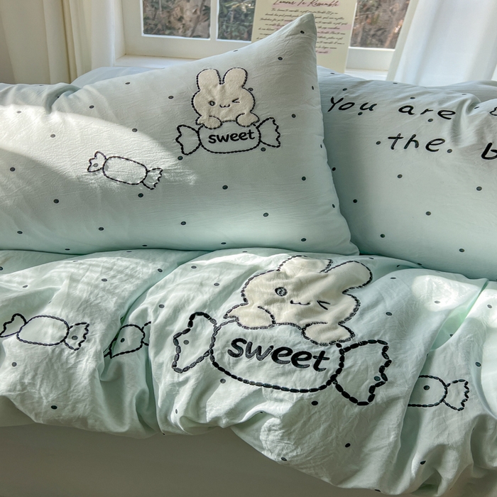 91家纺网 家纺一手货源 找家纺 （总）金盛皇朝家纺 2026新款仿棉木棉水洗棉绣花ins小清新床裙床单款四件套-糖果兔系列