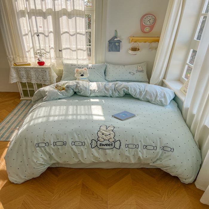 91家纺网 家纺一手货源 找家纺 （总）金盛皇朝家纺 2026新款仿棉木棉水洗棉绣花ins小清新床裙床单款四件套-糖果兔系列