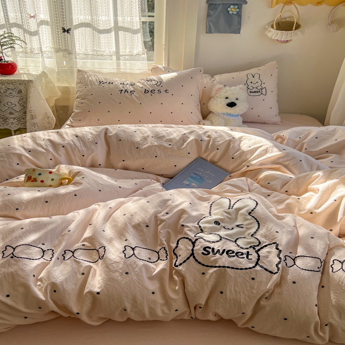 91家纺网 家纺一手货源 找家纺 （总）金盛皇朝家纺 2026新款仿棉木棉水洗棉绣花ins小清新床裙床单款四件套-糖果兔系列