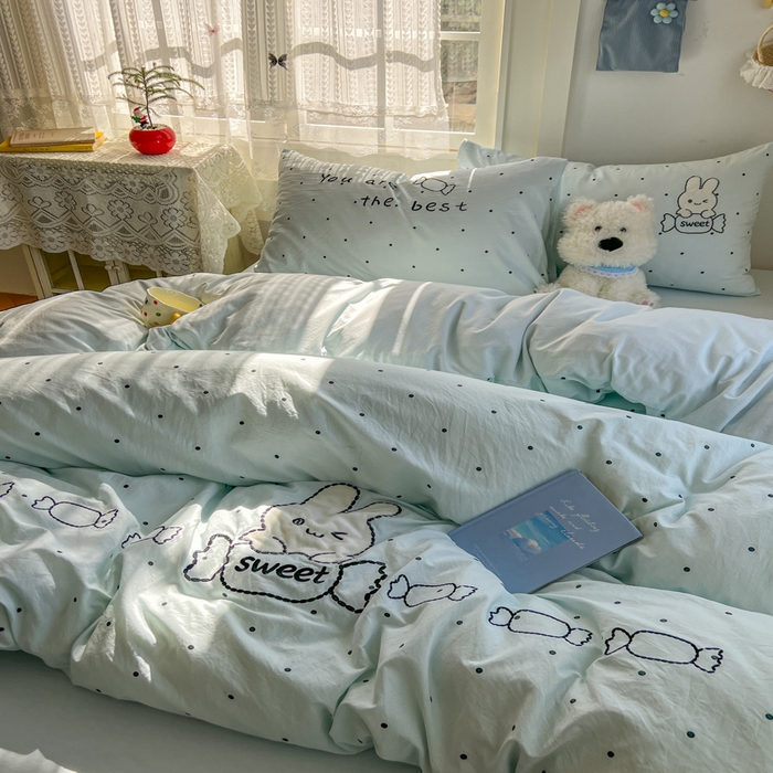 91家纺网 家纺一手货源 找家纺 （总）金盛皇朝家纺 2026新款仿棉木棉水洗棉绣花ins小清新床裙床单款四件套-糖果兔系列