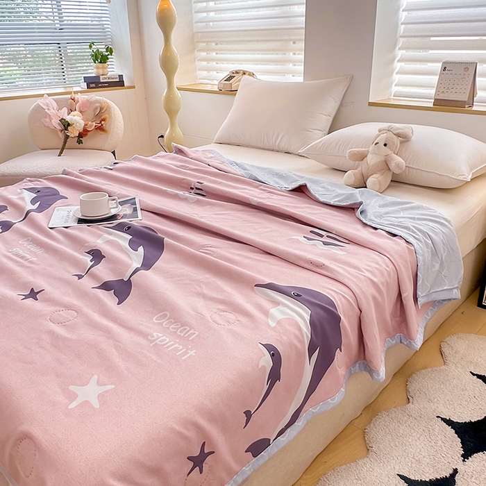 91家纺网 家纺一手货源 找家纺 友承家纺 2026年新款超声波压花双人卡通夏凉被亲肤磨毛空调被学生宿舍单人被床上用品礼品被 海豚湾