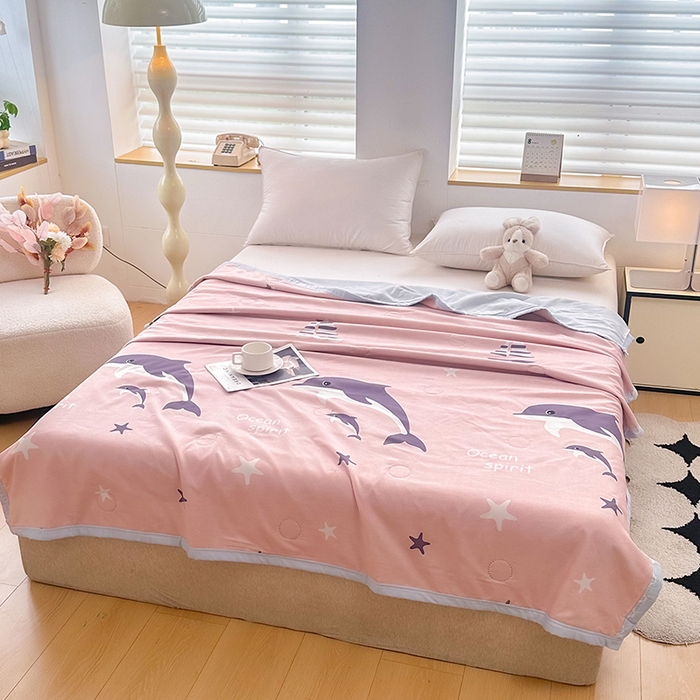 91家纺网 家纺一手货源 找家纺 友承家纺 2026年新款超声波压花双人卡通夏凉被亲肤磨毛空调被学生宿舍单人被床上用品礼品被 海豚湾