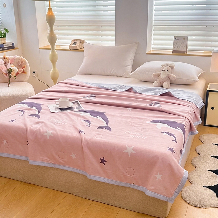 91家纺网 家纺一手货源 找家纺 友承家纺 2026年新款超声波压花双人卡通夏凉被亲肤磨毛空调被学生宿舍单人被床上用品礼品被 海豚湾