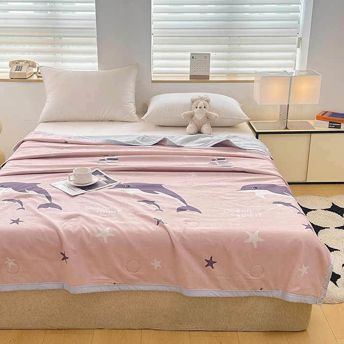 91家纺网 家纺一手货源 找家纺 友承家纺 2026年新款超声波压花双人卡通夏凉被亲肤磨毛空调被学生宿舍单人被床上用品礼品被 海豚湾