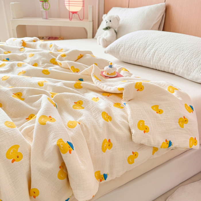 91家纺网 家纺一手货源 找家纺 薇玛仕 2026新款A类全棉双层皱皱纱印花款大豆夏凉被空调被亲子被卡通儿童被 小黄鸭