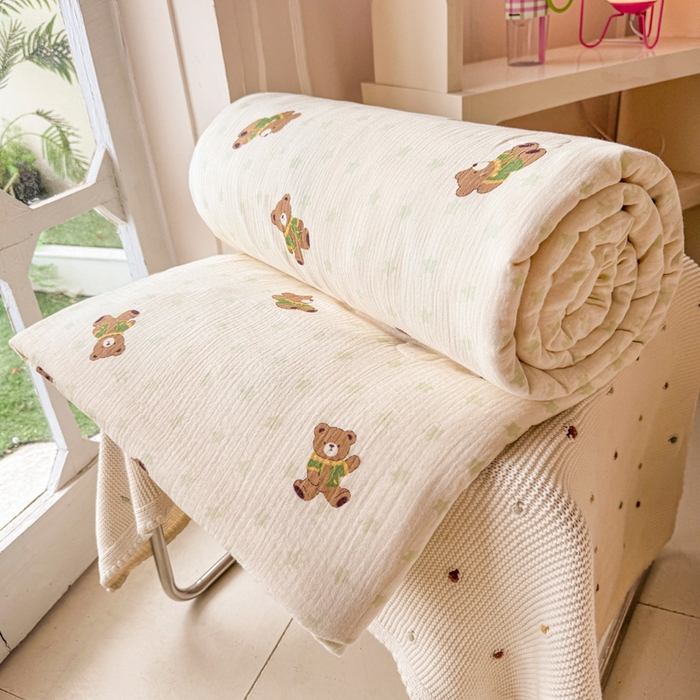 91家纺网 家纺一手货源 找家纺 薇玛仕 2026新款A类全棉双层皱皱纱印花款大豆夏凉被空调被亲子被卡通儿童被 调皮小熊