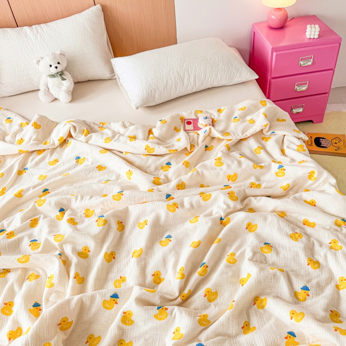 91家纺网 家纺一手货源 找家纺 薇玛仕 2026新款A类全棉双层皱皱纱印花款大豆夏凉被空调被亲子被卡通儿童被 小黄鸭