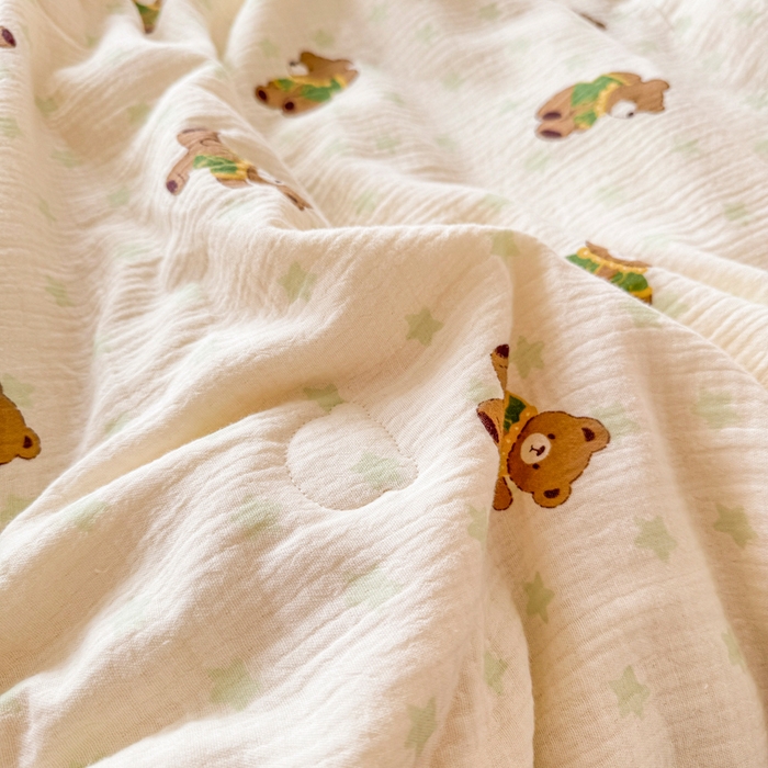 91家纺网 家纺一手货源 找家纺 薇玛仕 2026新款A类全棉双层皱皱纱印花款大豆夏凉被空调被亲子被卡通儿童被 调皮小熊