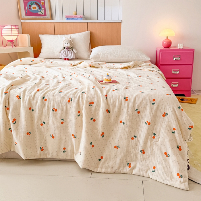 91家纺网 家纺一手货源 找家纺 薇玛仕 2026新款A类全棉双层皱皱纱印花款大豆夏凉被空调被亲子被卡通儿童被 小樱桃