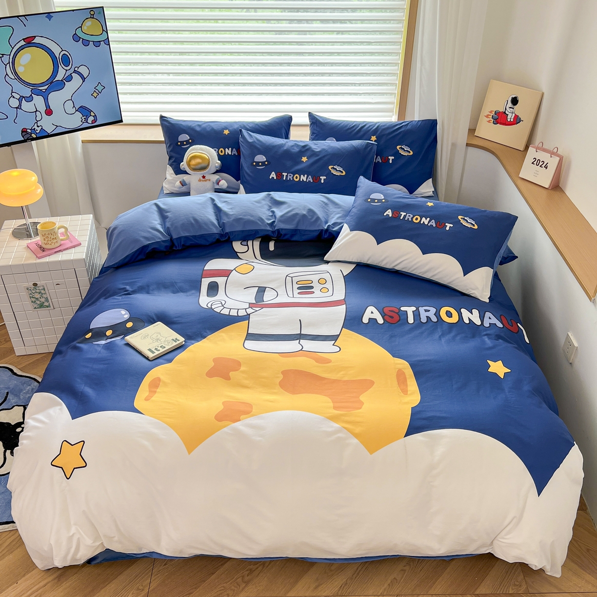 91家纺网 家纺一手货源 找家纺 （总）孩子王 2025新款亲肤活性大版纯棉专版太空人卡通学生儿童宿舍四件套系列