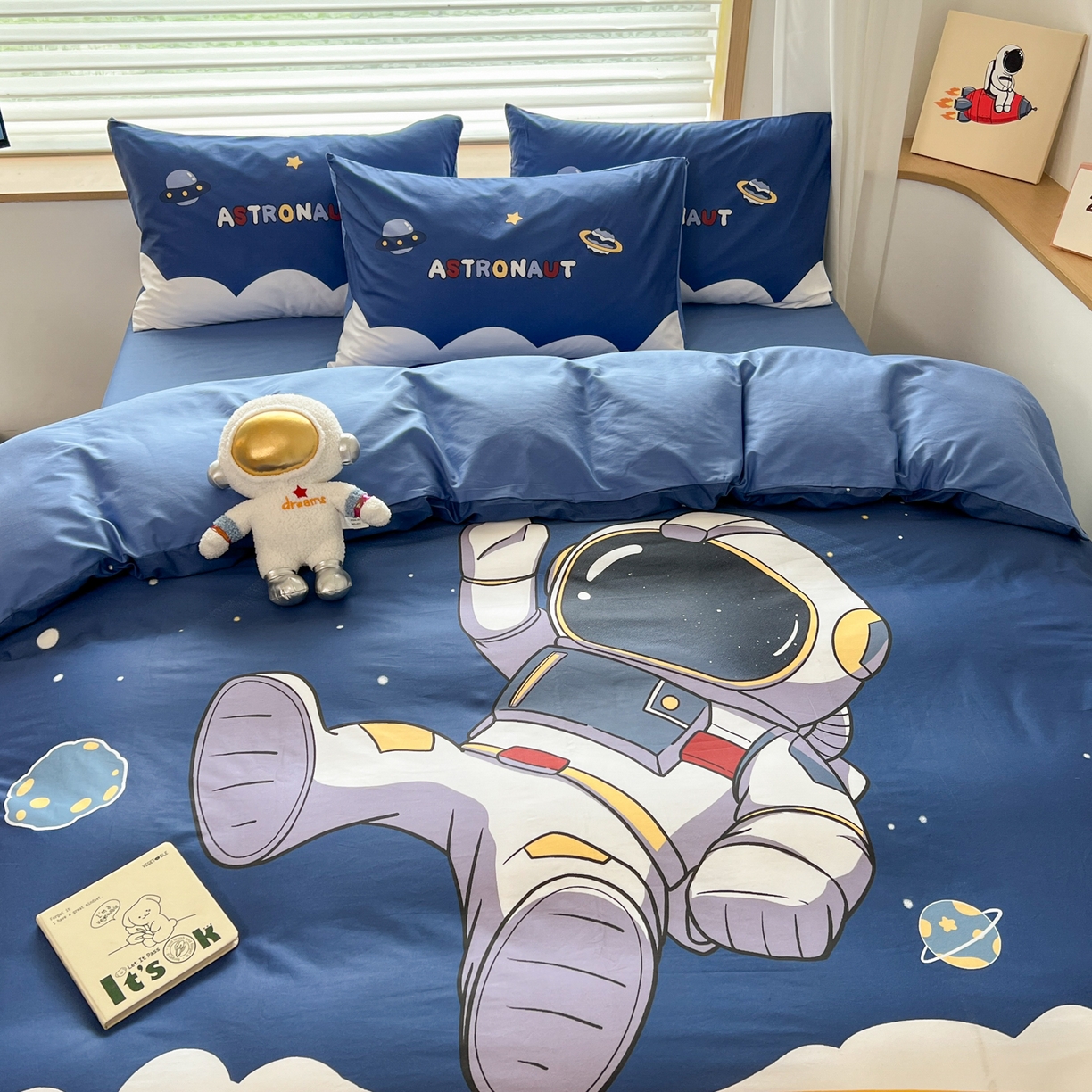 91家纺网 家纺一手货源 找家纺 （总）孩子王 2025新款亲肤活性大版纯棉专版太空人卡通学生儿童宿舍四件套系列