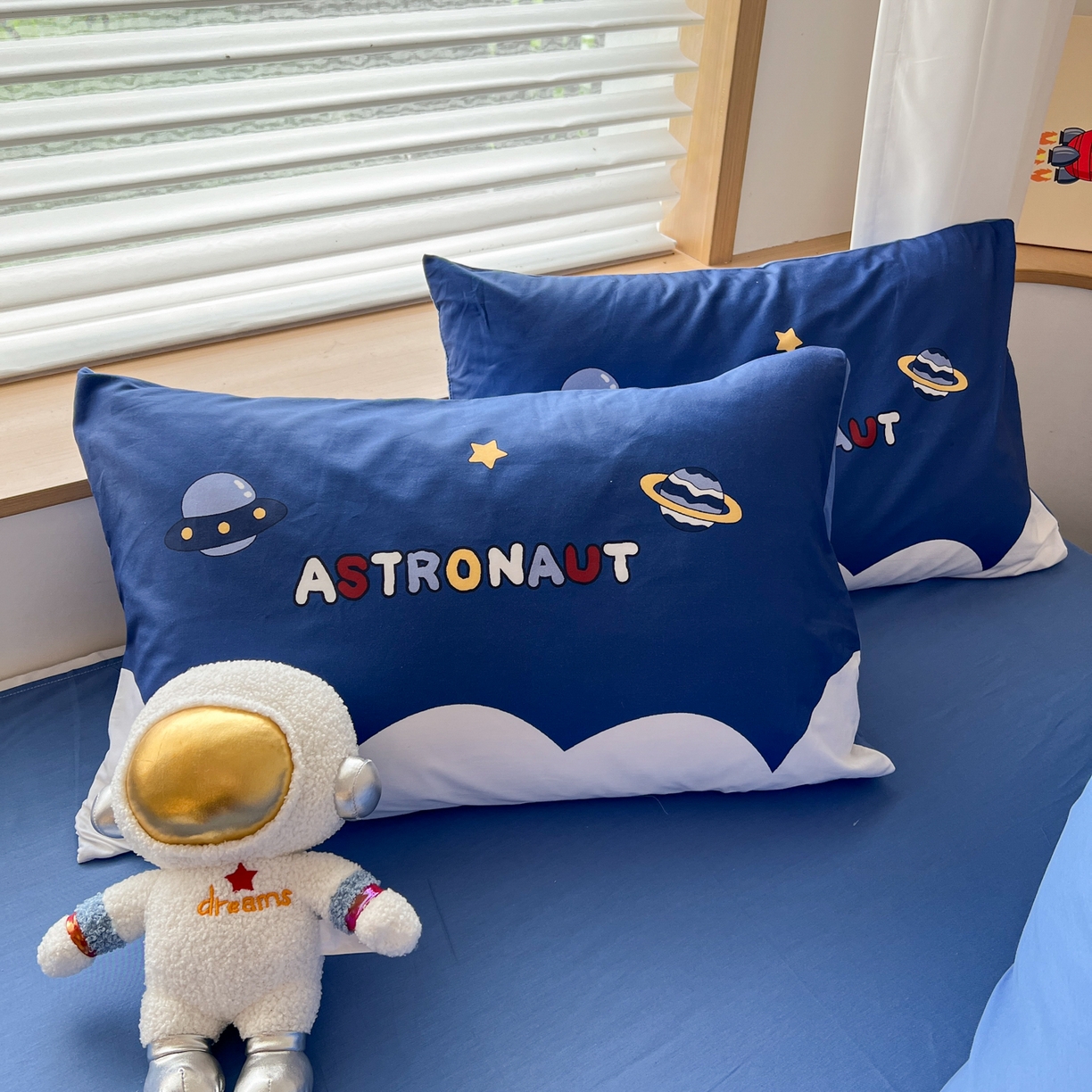 91家纺网 家纺一手货源 找家纺 （总）孩子王 2025新款亲肤活性大版纯棉专版太空人卡通学生儿童宿舍四件套系列