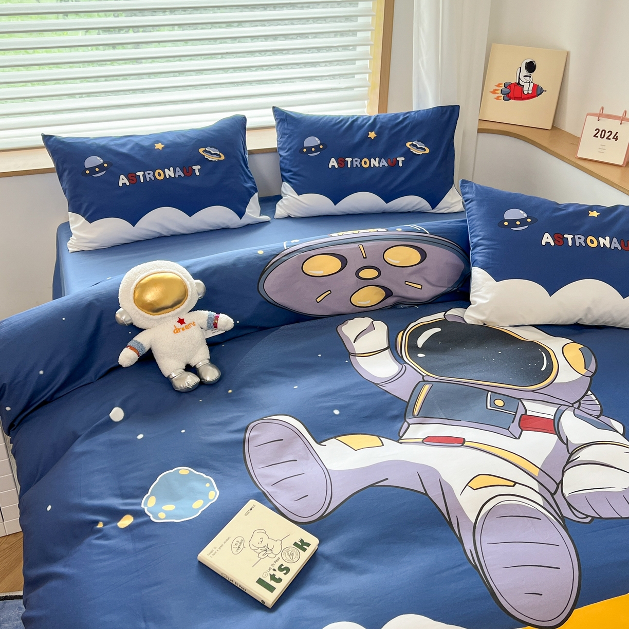 91家纺网 家纺一手货源 找家纺 （总）孩子王 2025新款亲肤活性大版纯棉专版太空人卡通学生儿童宿舍四件套系列