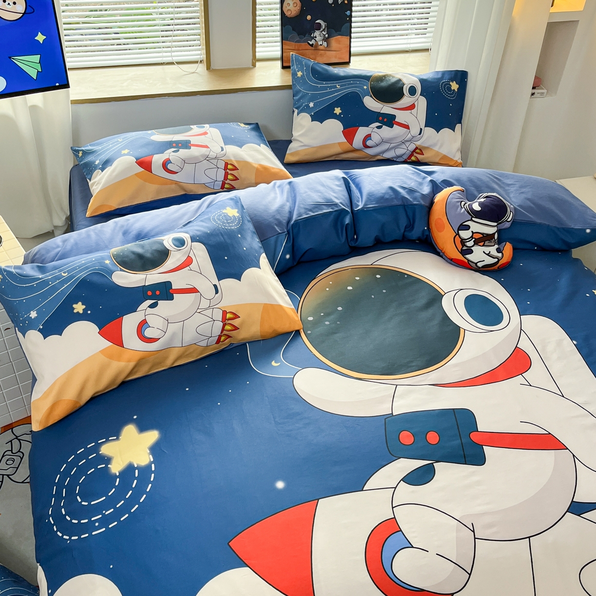 91家纺网 家纺一手货源 找家纺 孩子王 2025新款亲肤活性大版纯棉专版太空人卡通学生儿童宿舍四件套系列 航天火箭