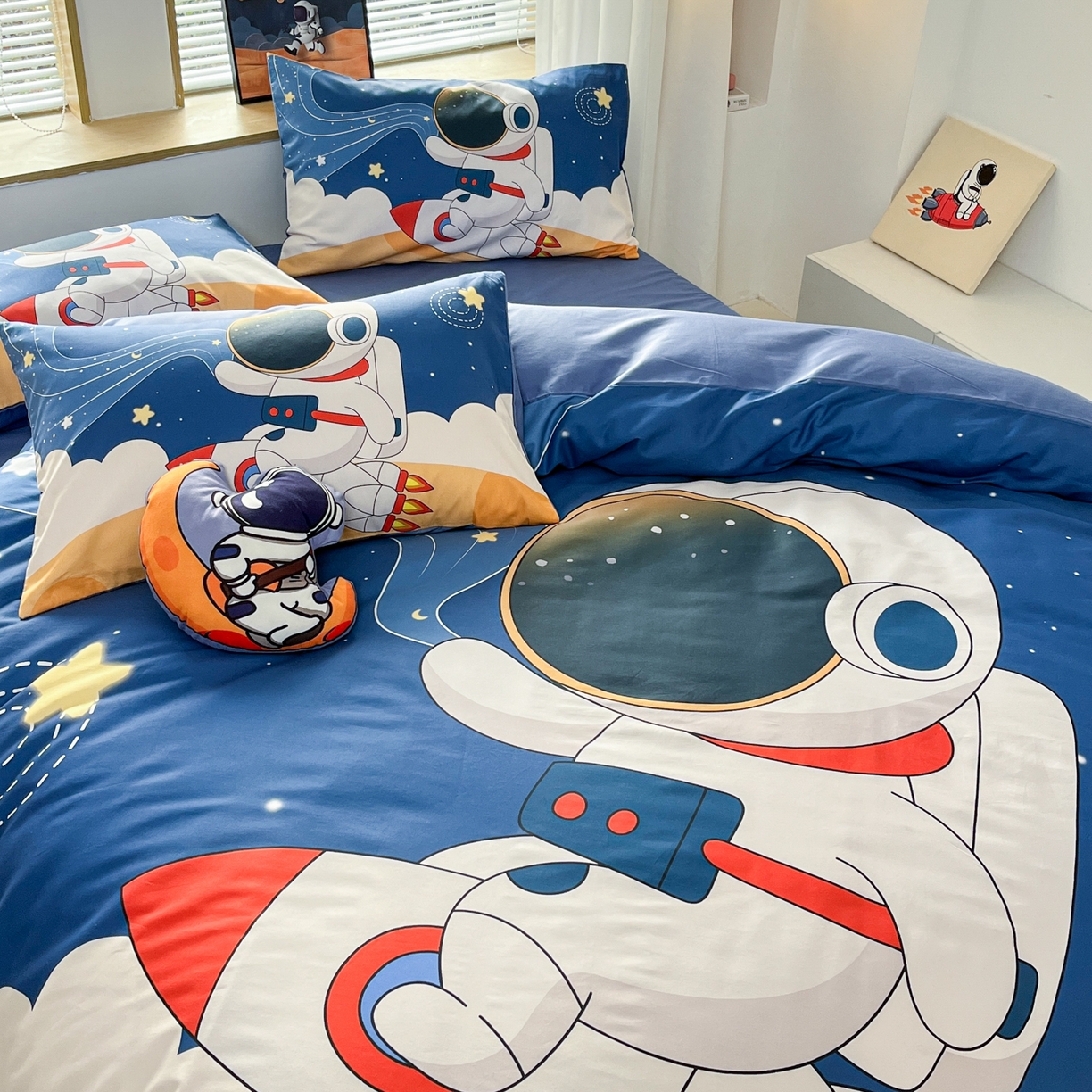 91家纺网 家纺一手货源 找家纺 孩子王 2025新款亲肤活性大版纯棉专版太空人卡通学生儿童宿舍四件套系列 航天火箭