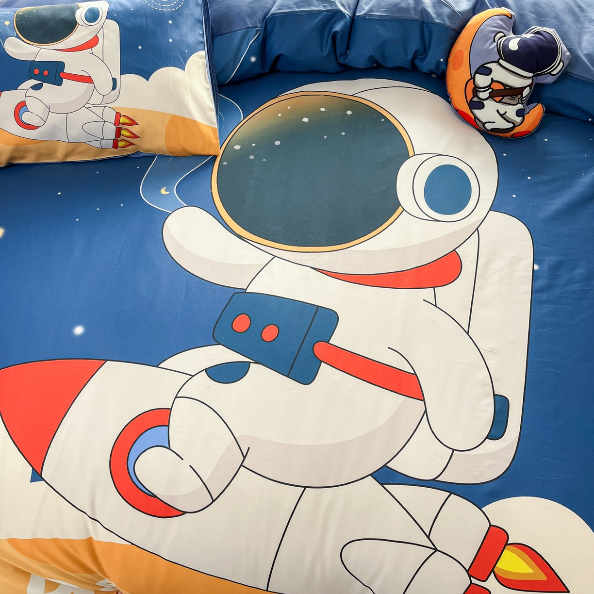 91家纺网 家纺一手货源 找家纺 孩子王 2025新款亲肤活性大版纯棉专版太空人卡通学生儿童宿舍四件套系列 航天火箭