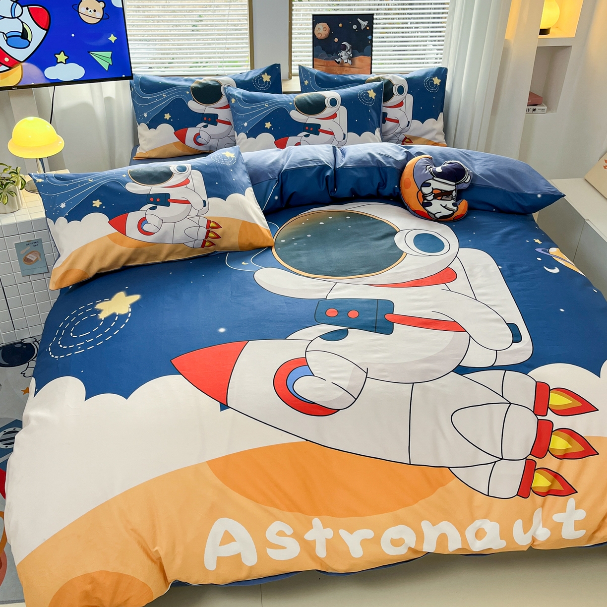 91家纺网 家纺一手货源 找家纺 孩子王 2025新款亲肤活性大版纯棉专版太空人卡通学生儿童宿舍四件套系列 航天火箭