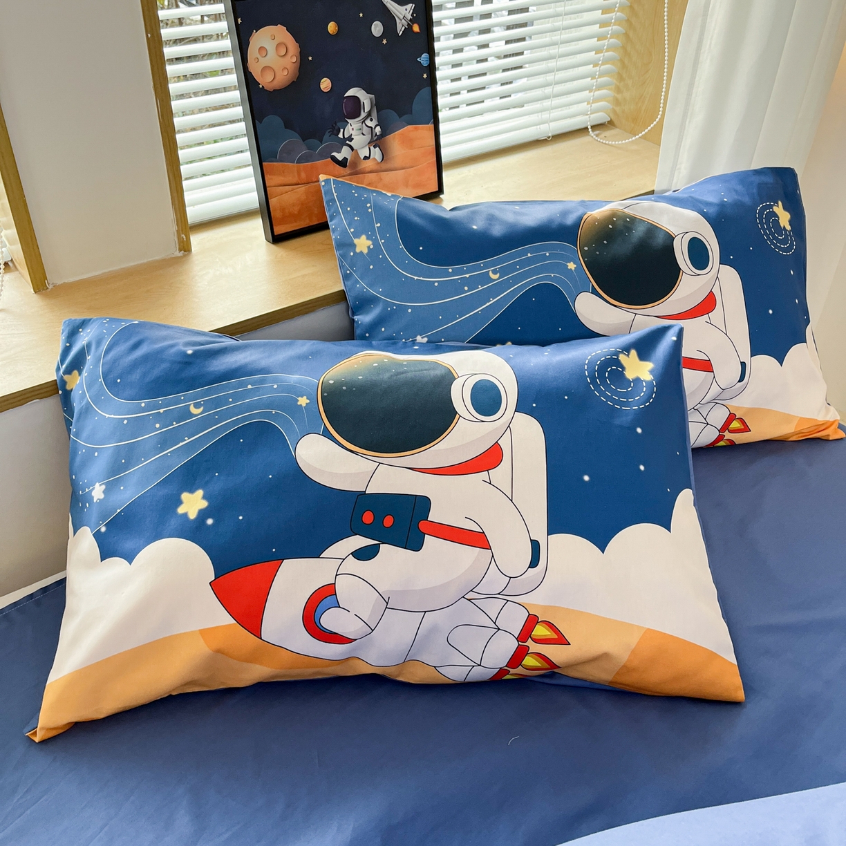 91家纺网 家纺一手货源 找家纺 孩子王 2025新款亲肤活性大版纯棉专版太空人卡通学生儿童宿舍四件套系列 航天火箭