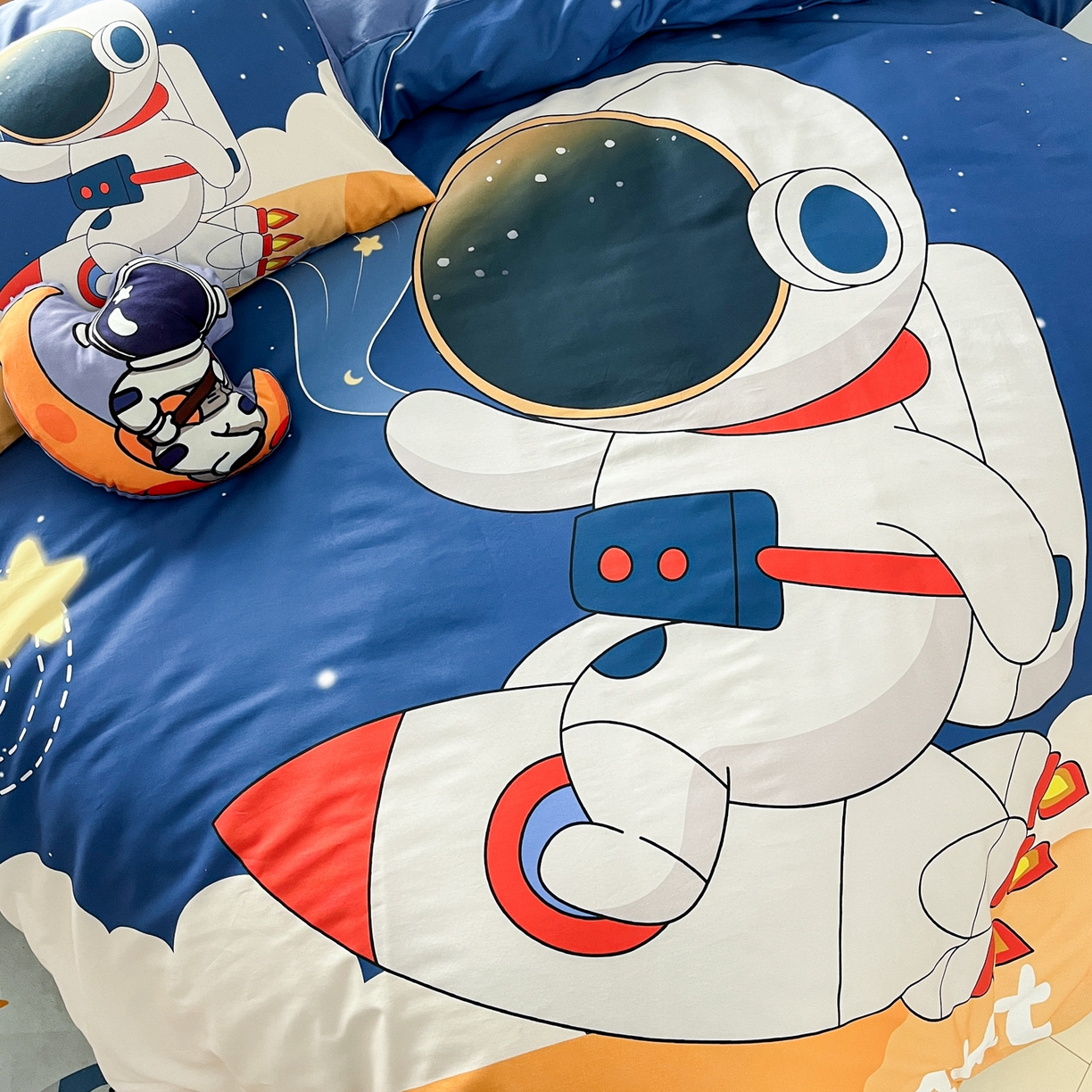 91家纺网 家纺一手货源 找家纺 孩子王 2025新款亲肤活性大版纯棉专版太空人卡通学生儿童宿舍四件套系列 航天火箭